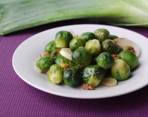 Brussels sprouts stewed in a frying pan